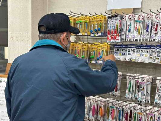 店舗ではルアーはもちろん、替えバリ等も完備。 ©釣りビジョン