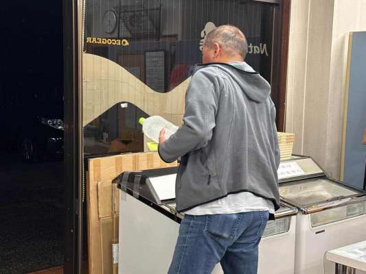 氷を貰って、乗船場へ向かう。 ©釣りビジョン