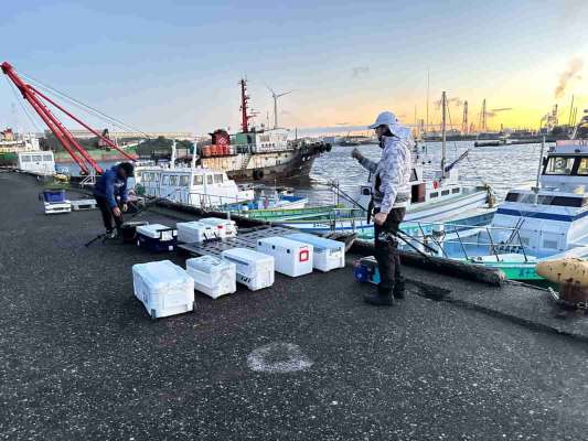 積み込みやすいよう、船前のパレット脇にクーラーを置く。 ©釣りビジョン