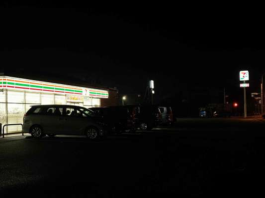 港へ入る交差点の目印にもなるコンビニエンスストア。 ©釣りビジョン