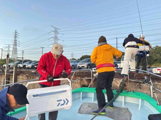 クーラーの積み込みは一同協力してリレー。 ©釣りビジョン