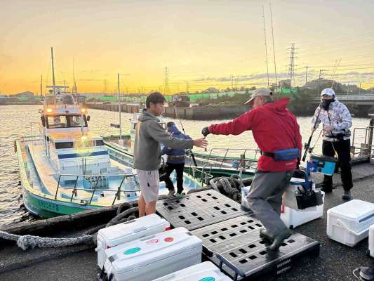 番号札の順に並んで乗船、ご希望の釣り座へ。 ©釣りビジョン