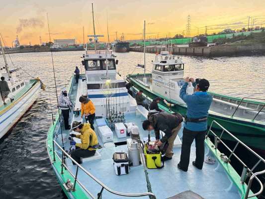 乗船人数分置かれた桶が釣り座の目印になる。 ©釣りビジョン