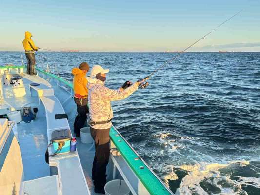 アンダースローでジグを10m程キャストする 。 ©釣りビジョン