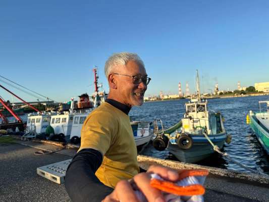 「写真は撮らなくてイイよ」とシャイな進藤通孝船長。 ©釣りビジョン