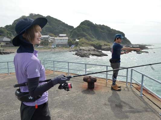 「美味しそうだから釣ってみたい」というマダイをルアーで狙う。初めてのキャストも泉龍吾さんの指導のもとバッチリ決めていた！回数を重ねるごとに腕をメキメキあげ、ルアーも飛ぶように！©釣りビジョン