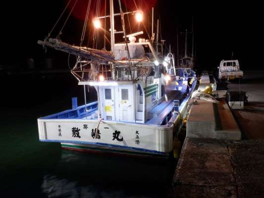 大型船の『第一敷嶋丸』に照明がついた。 ©釣りビジョン
