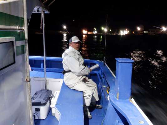 船に乗り込んだら早速釣り仕度開始。 ©釣りビジョン