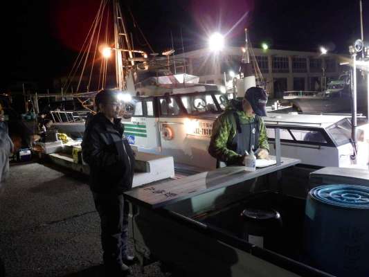 『第一敷嶋丸』前に止められた軽トラの荷台で受け付け。 ©釣りビジョン