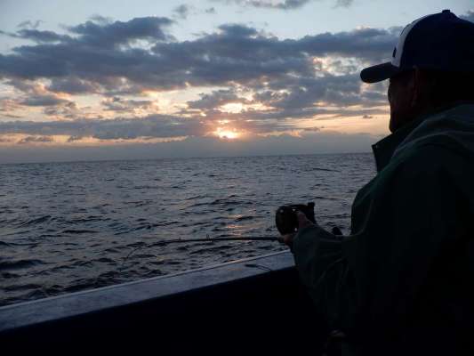 朝陽が顔を出し、さあ本番だ！ ©釣りビジョン