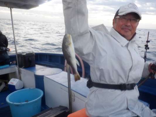 早速30cm近い良型が釣れた！ ©釣りビジョン