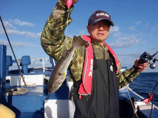 右舷ミヨシのエキスパート、朝から好調にゲット！ ©釣りビジョン