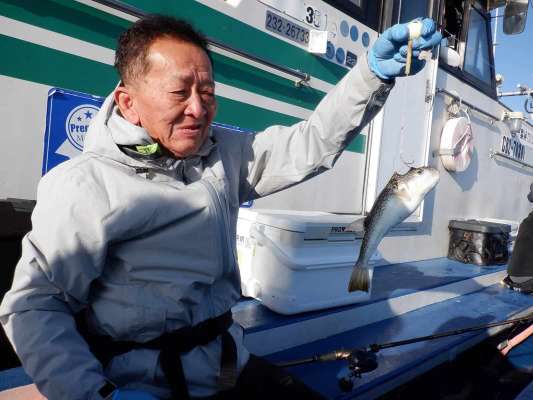 時たま可愛いサイズ（22～23cm）も交じった。 ©釣りビジョン