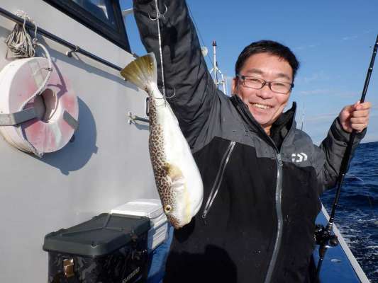 「はい、来ました！」と、嬉しそうな笑顔！ ©釣りビジョン