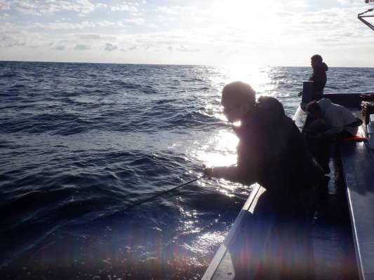 風もなく海は穏やか、絶好の釣り日和だ。 ©釣りビジョン