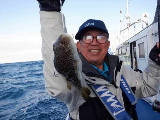 大船長のレクチャーのおかげで記者も良型をゲットできた！ ©釣りビジョン