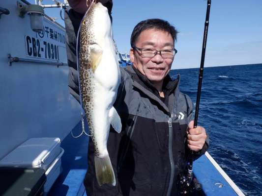 「デカいですね！釣果充実です！」 ©釣りビジョン