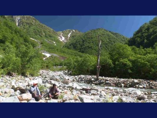 思わず息をのむ北アルプスの眺望。魅力のイワナたちを育む大地に感謝せずにはいられない。©釣りビジョン