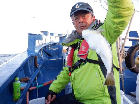 左舷ミヨシのエキスパートな釣り人。 ©釣りビジョン