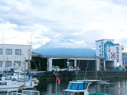 富士山を眺めながら田子の浦沖へ出船。 ©釣りビジョン