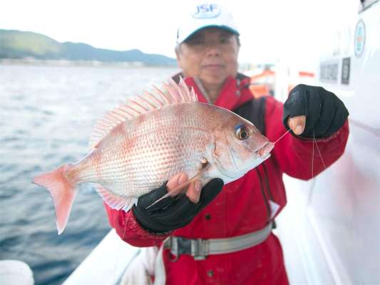 「アジ釣りなんだけど」と苦笑い。 ©釣りビジョン