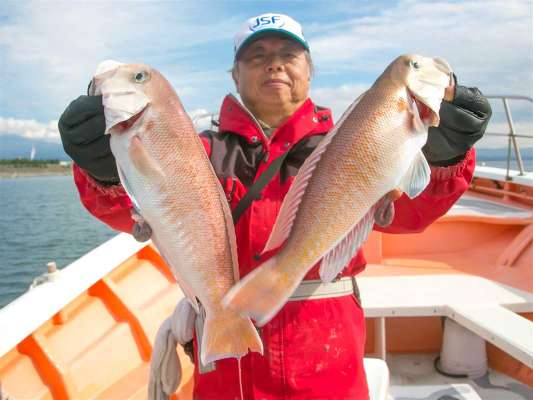 シロアマダイをこんな風にダブルで持つことは滅多にない。 ©釣りビジョン