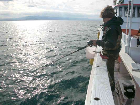 小さなアタリをヒットに繋げた。 ©釣りビジョン