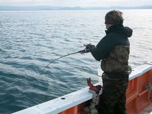 「アタッた！」とアワセのタイミングを待つ。 ©釣りビジョン