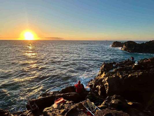 朝日を浴びて、気持ちの良い一日がスタート！ ©釣りビジョン