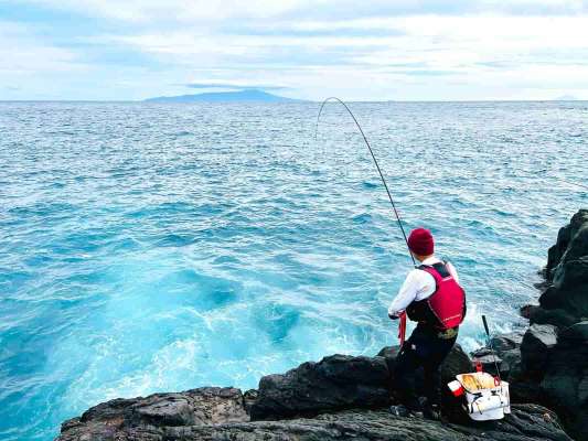 強いサラシで釣り難い状況でも、次々にオナガを掛ける杉崎さん。 ©釣りビジョン