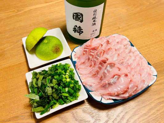 良型尾長は脂たっぷりで、お刺身が最高だった！ ©釣りビジョン