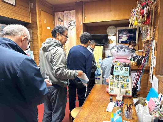 カウンターで乗船料を支払う。 ©釣りビジョン