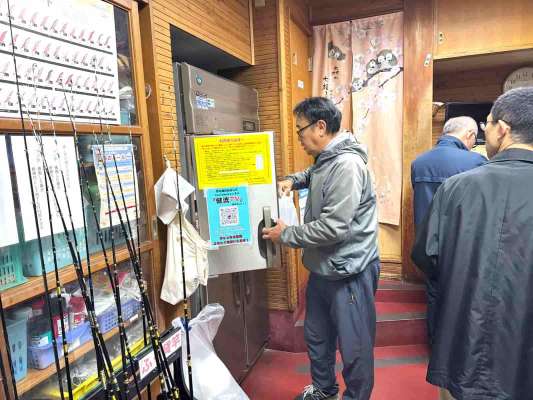 氷を購入したら冷凍庫から受け取る。 ©釣りビジョン