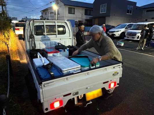 クーラーやバッカンは軽トラで運んで貰う。 ©釣りビジョン