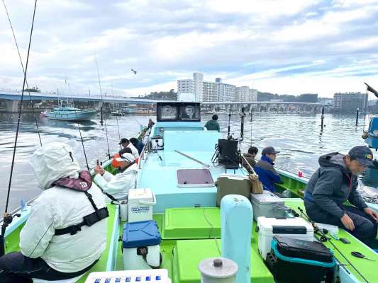 予約者全員乗船済み、定刻より早くに出船。 ©釣りビジョン