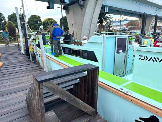 乗船はステップから安全に。 ©釣りビジョン