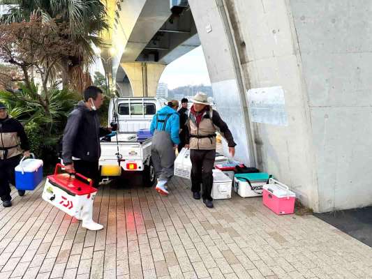 届いた荷物を受け取り、乗船する。 ©釣りビジョン