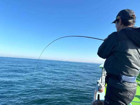 辛抱の釣りに向き合うことしばし、待望のヒット！ ©釣りビジョン