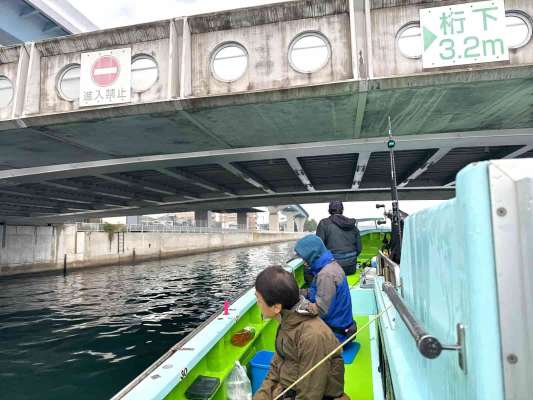 出港後は橋をくぐるので竿は寝かせて。 ©釣りビジョン