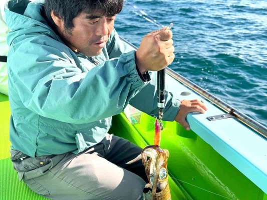 中乗りさんがしっかり軽量、900g！ ©釣りビジョン