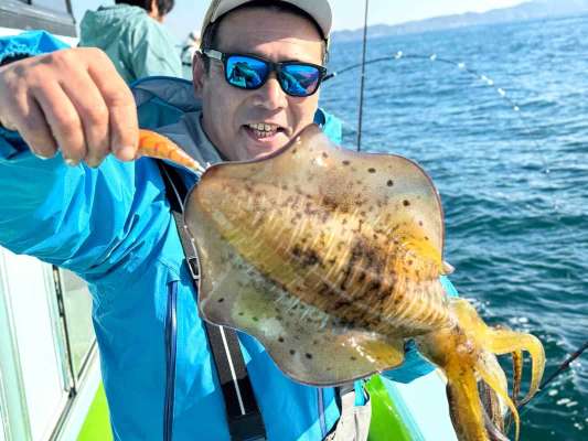 良型のアオリイカに笑みが零れる。 ©釣りビジョン