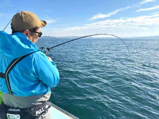 間もなく反対舷でもヒット！この引きは…！？ ©釣りビジョン