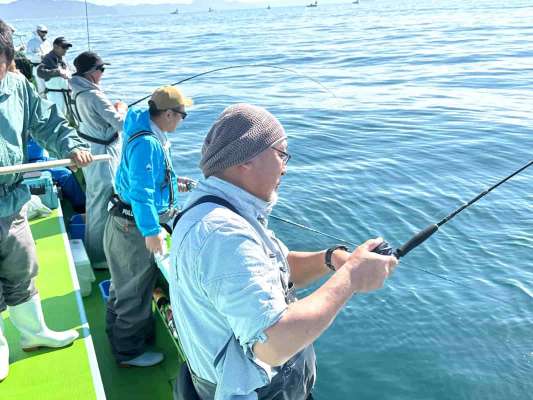 ダブルヒットの一幕も！ ©釣りビジョン
