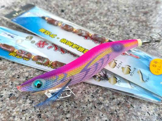 バランスが良く絡まない中オモリ「キングシンカー」も船で購入できる。 ©釣りビジョン