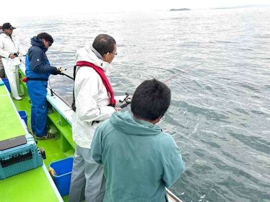 希望者には中乗りさんがマンツーマンでレクチャー。 ©釣りビジョン