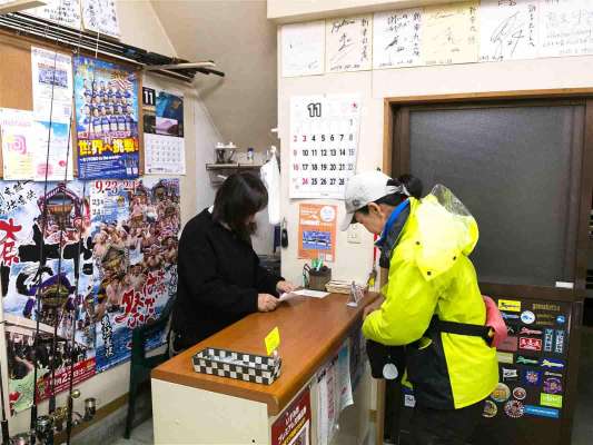 店内で乗船名簿を記入し受け付けをする。 ©釣りビジョン
