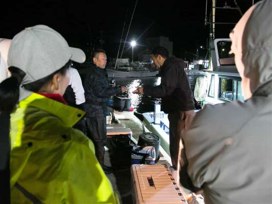 釣り座のくじ引き、グループで並ぶ場合は伝えておこう。 ©釣りビジョン