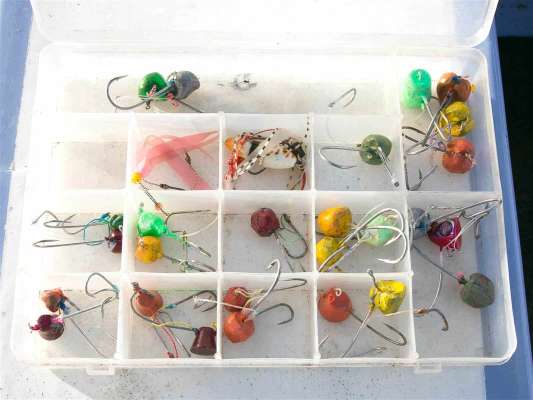 様々な形状のテンヤ。 水切りや潮の強さ、活性で使い分ける。 ©釣りビジョン
