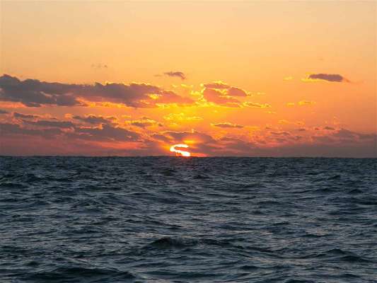 御来光の中ポイントに到着。 ©釣りビジョン