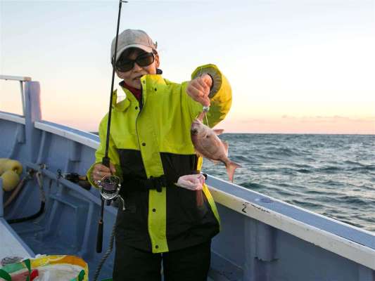 小型だが一投目からヒット。 ©釣りビジョン